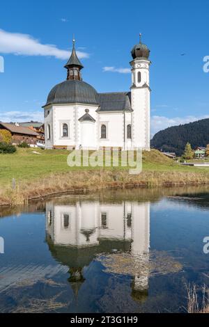 19.10.2023/Seefeld in Tirol, Österreich/Bild : Seekirche Heiliges Kreuz, Seekirchl, Heiligkreuzkirche/vorne : Raabach, kleiner Bach *** 19 10 2023 Seefeld in Tirol, Austria Picture Lake Church Heiliges Kreuz, Seekirchl, Heiligkreuzkirche devant Raabach, Small Brook crédit : Imago Live News/Imago Banque D'Images