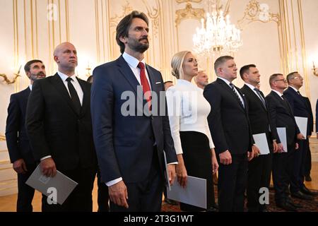 Bratislava, Slovaquie. 25 octobre 2023. ***CORRECTION DE LÉGENDE : NOMS AJOUTÉS*** le président slovaque Zuzana Caputova, non vu, a nommé un nouveau gouvernement dirigé par le Premier ministre Robert Fico, 3e à partir de la gauche au 1e rang, à Bratislava, Slovaquie, le 25 octobre 2023. M. Juraj Blanar, ministre des Affaires étrangères et des Affaires européennes, M. Jozef raz, ministre des Transports, M. Robert Kalinak, ministre de la Défense, M. Denisa Sakova, ministre de l'économie, et M. Robert Fico, premier ministre. Crédit : Vaclav Salek/CTK photo/Alamy Live News Banque D'Images