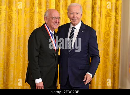 Le président des États-Unis Joe Biden remet la Médaille nationale de la technologie et de l'innovation à Steven Rosenberg du National cancer Institute (NCI) des National Institutes of Health (NIH), lors d'une cérémonie dans la salle est de la Maison Blanche à Washington, DC, le mardi 24 octobre 2023. Crédit : Ron Sachs/CNP Banque D'Images