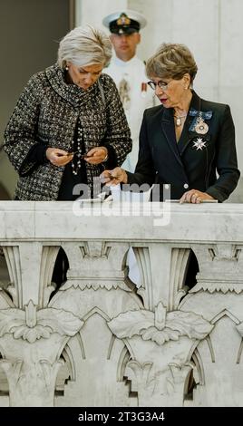 Sydney, Australie. 25 octobre 2023. La Princesse Astrid de Belgique et la Gouverneure de Nouvelle-Galles du Sud Margaret Beazley photographiées lors d'un événement commémoratif de la Seconde Guerre mondiale au Hall of Memory à l'Anzac Memorial à Hyde Park, lors de la mission économique belge auprès du Commonwealth d'Australie, à Sydney, le mercredi 25 octobre 2023. Une délégation belge effectue une mission économique de 10 jours en Australie du 19 au 28 octobre 2023. BELGA PHOTO POOL VLAD VANDERKELEN crédit : Belga News Agency/Alamy Live News Banque D'Images