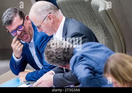 Bruxelles, Belgique. 25 octobre 2023. Bart Tommelein d'Open VLD est présenté lors d'une session plénière du Parlement flamand à Bruxelles, le mercredi 25 octobre 2023. BELGA PHOTO JASPER JACOBS crédit : Belga News Agency/Alamy Live News Banque D'Images