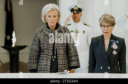 Sydney, Australie. 25 octobre 2023. La Princesse Astrid de Belgique et la Gouverneure de Nouvelle-Galles du Sud Margaret Beazley photographiées lors d'un événement commémoratif de la Seconde Guerre mondiale au Hall of Memory à l'Anzac Memorial à Hyde Park, lors de la mission économique belge auprès du Commonwealth d'Australie, à Sydney, le mercredi 25 octobre 2023. Une délégation belge effectue une mission économique de 10 jours en Australie du 19 au 28 octobre 2023. BELGA PHOTO POOL VLAD VANDERKELEN crédit : Belga News Agency/Alamy Live News Banque D'Images