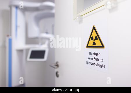 23 octobre 2023, Rhénanie du Nord-Westphalie, Mönchengladbach : vue de la salle de radiographie du cabinet dentaire du Dr Kranz. Photo : Rolf Vennenbernd/dpa Banque D'Images