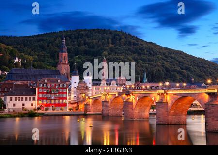 Heidelberg, Allemagne. Image de paysage urbain de la ville historique de Heidelberg, Allemagne avec Old Bridge Gate au coucher du soleil d'automne. Banque D'Images