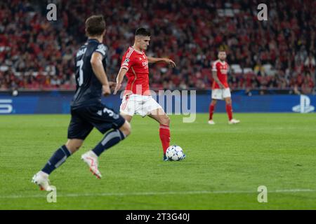 24 octobre 2023. Lisbonne, Portugal. Le défenseur portugais de Benfica Antonio Silva (4) en action lors du match de la Journée 3 du Groupe D pour l'UEFA Champions League, Benfica 0 vs 1 Real Sociedad crédit : Alexandre de Sousa/Alamy Live News Banque D'Images