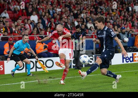 24 octobre 2023. Lisbonne, Portugal. Le milieu de terrain de Benfica, Norvégien Fredrik Aursnes (8) en action lors du match de la Journée 3 du Groupe D pour l'UEFA Champions League, Benfica 0 vs 1 Real Sociedad crédit : Alexandre de Sousa/Alamy Live News Banque D'Images