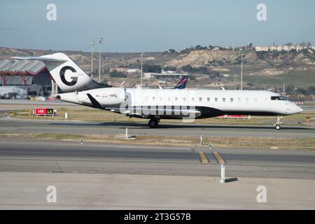 Avión ejecutivo Avión ejecutivo Bombardier BD-700-1A10 Global 6000 en el aeropuerto de Madrid Barajas Banque D'Images