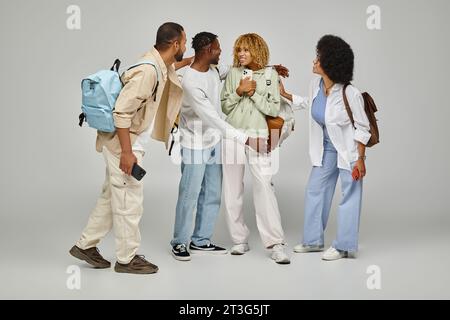 les étudiants afro-américains jolly souriant les uns aux autres et se préparant à embrasser chaleureusement, étudiant le concept Banque D'Images