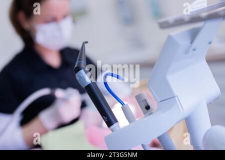 23 octobre 2023, Rhénanie du Nord-Westphalie, Mönchengladbach : un assistant dentaire nettoie les dents d'un patient dans le cabinet dentaire du Dr Kranz. Photo : Rolf Vennenbernd/dpa Banque D'Images