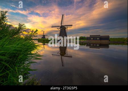 Coucher de soleil au-dessus de l'ancien moulin à vent hollandais à Kinderdijk, pays-Bas Banque D'Images