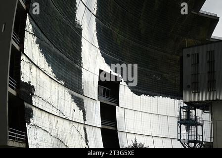 Le Grand four solaire d’Odeillo, dans le sud-ouest de la France, a une puissance de 1 MW. C'est le plus grand four solaire au monde et fonctionne depuis 1969. Banque D'Images