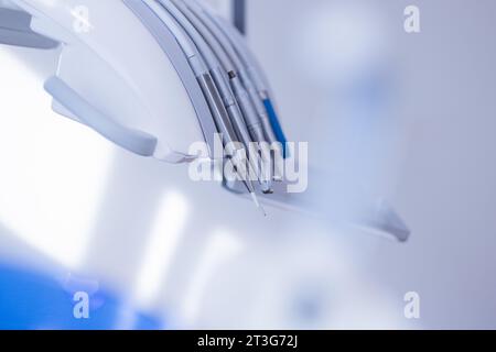 23 octobre 2023, Rhénanie du Nord-Westphalie, Mönchengladbach : les outils d'un dentiste sont vus dans une salle de traitement au cabinet dentaire du Dr Kranz. Photo : Rolf Vennenbernd/dpa Banque D'Images