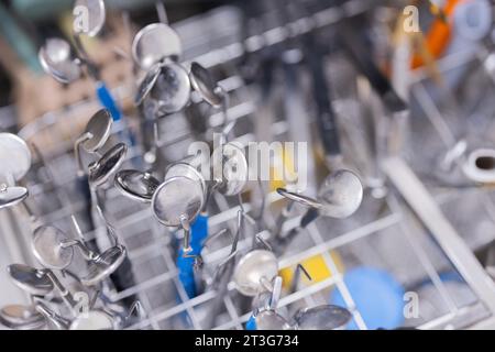 23 octobre 2023, Rhénanie du Nord-Westphalie, Mönchengladbach : les miroirs et autres outils d'un dentiste sont nettoyés dans le cabinet dentaire du Dr Kranz. Photo : Rolf Vennenbernd/dpa Banque D'Images