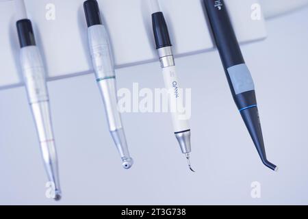 23 octobre 2023, Rhénanie du Nord-Westphalie, Mönchengladbach : les outils d'un dentiste sont vus dans une salle de traitement au cabinet dentaire du Dr Kranz. Photo : Rolf Vennenbernd/dpa Banque D'Images