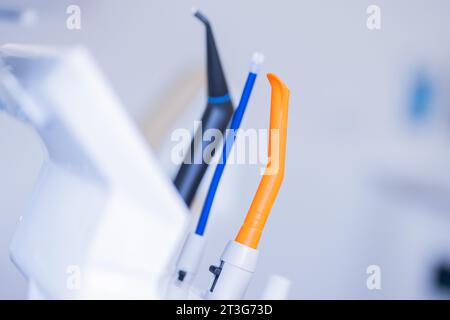 23 octobre 2023, Rhénanie du Nord-Westphalie, Mönchengladbach : les outils d'un dentiste sont vus dans une salle de traitement au cabinet dentaire du Dr Kranz. Photo : Rolf Vennenbernd/dpa Banque D'Images