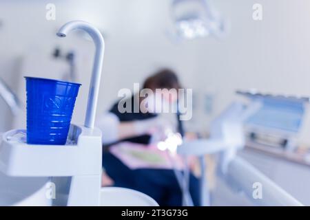 23 octobre 2023, Rhénanie du Nord-Westphalie, Mönchengladbach : un assistant dentaire nettoie les dents d'un patient dans le cabinet dentaire du Dr Kranz. Photo : Rolf Vennenbernd/dpa Banque D'Images