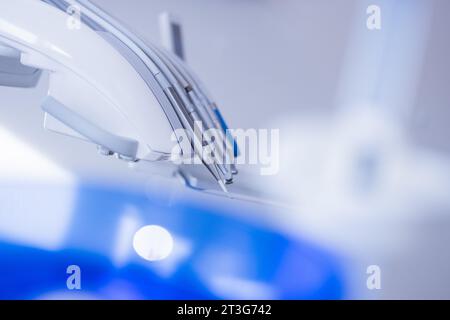 23 octobre 2023, Rhénanie du Nord-Westphalie, Mönchengladbach : les outils d'un dentiste sont vus dans une salle de traitement au cabinet dentaire du Dr Kranz. Photo : Rolf Vennenbernd/dpa Banque D'Images