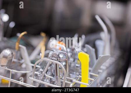 23 octobre 2023, Rhénanie du Nord-Westphalie, Mönchengladbach : les miroirs et autres outils d'un dentiste sont nettoyés dans le cabinet dentaire du Dr Kranz. Photo : Rolf Vennenbernd/dpa Banque D'Images