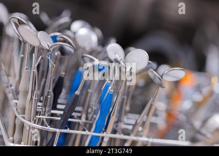 23 octobre 2023, Rhénanie du Nord-Westphalie, Mönchengladbach : les miroirs et autres outils d'un dentiste sont nettoyés dans le cabinet dentaire du Dr Kranz. Photo : Rolf Vennenbernd/dpa Banque D'Images