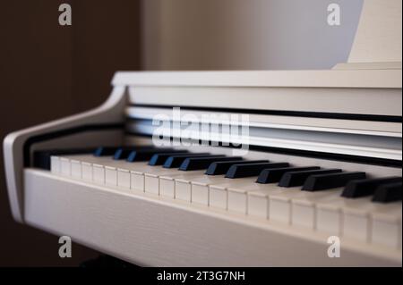 Piano droit blanc. Clavier piano classique avec touches noires et blanches. Image musicale Banque D'Images