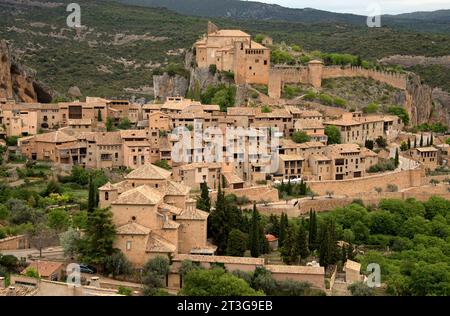 Alquezar, vue panoramique. Parc naturel de Sierra y Cañones de Guara, Somontano de Barbastro, province de Huesca, Aragon, Espagne. Banque D'Images