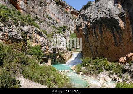 Canyon de Rio Vero, chemin de passage (Ruta de las pasarelas) près d'Alquezar. Parc naturel de la Sierra y Cañones de Guara, province de Huesca, Aragon, Espagne. Banque D'Images