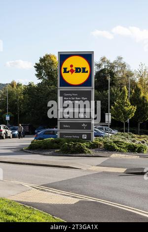 Signalétique de supermarché logo Lidl à l'extérieur de leur grand magasin à Mirfield, West Yorkshire indiquant les heures d'ouverture et les installations Banque D'Images