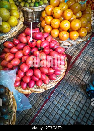 Fruits et légumes à vendre sur le marché de rue à Funchal sur l'île de Madère, Portugal Banque D'Images