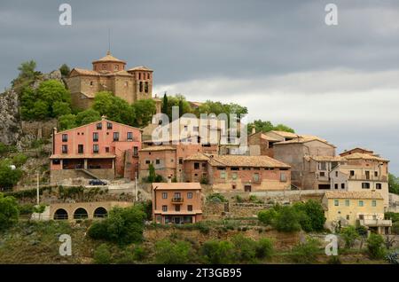 Salinas de Hoz avec l'église baroque Santa Maria Magdalena. Municipalité de Hoz y Costean, Somontano de Barbastro, province de Huesca, Aragon, Espagne. Banque D'Images