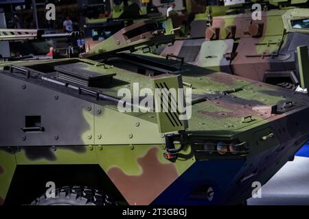 Véhicule de combat blindé peint dans des couleurs de camouflage, armé de mitrailleuse létale et lance-roquettes, à la foire internationale de l'armement à Belgrade Banque D'Images