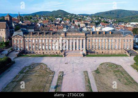 France, Bas Rhin, Saverne, le château de Rohan et l'ancien château épiscopal du XVIIe siècle aujourd'hui sous-préfecture sur le canal de la Marne au Rhin, église notre-Dame de la Nativite en arrière-plan (vue aérienne) Banque D'Images