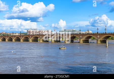 Pont de Pierre - ou Pont de pierre - sur la Garonne à Bordeaux. Relier la Cisjordanie au district de Bastide en Cisjordanie. Terminé 1822. Banque D'Images
