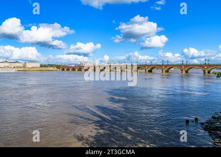 Pont de Pierre - ou Pont de pierre - sur la Garonne à Bordeaux. Relier la Cisjordanie au district de Bastide en Cisjordanie. Terminé 1822. Banque D'Images
