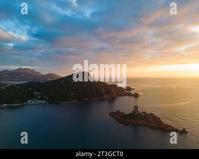 France, Var, Corniche de l'Esterel ou corniche d'Or, Saint Raphaël, Ile d'Or devant le Cap du Dramont avec massif de l'Esterel en arrière-plan (vue aérienne) (vue aérienne) Banque D'Images