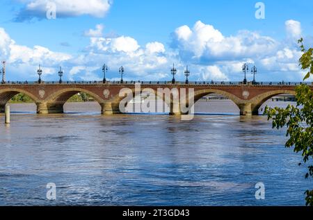 Pont de Pierre - ou Pont de pierre - sur la Garonne à Bordeaux. Relier la Cisjordanie au district de Bastide en Cisjordanie. Terminé 1822. Banque D'Images