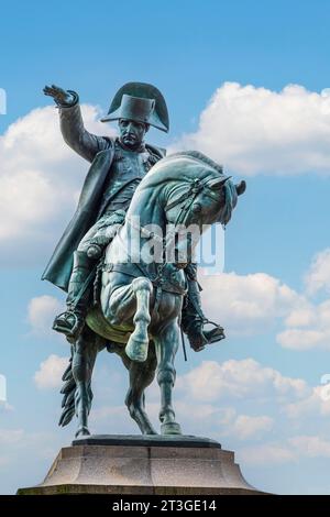 France, Manche, Cotentin, Cherbourg en Cotentin, statue équestre de Napoléon Ier inaugurée en août 1858 par l'empereur Napoléon III et l'impératrice Eugénie Banque D'Images