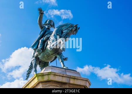 France, Manche, Cotentin, Cherbourg en Cotentin, statue équestre de Napoléon Ier inaugurée en août 1858 par l'empereur Napoléon III et l'impératrice Eugénie Banque D'Images