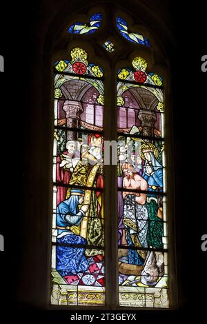 France, Meurthe et Moselle, Pagny sur Moselle, Eglise Saint Martin construite au 15e siècle dans un style gothique flamboyant, vitrail réalisé en 1928 par le maître verrier Nancy Jacques Gruber qui représente le baptême du roi Clovis après la victoire à la bataille de Tolbiac en 496 Banque D'Images