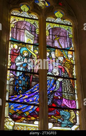 France, Meurthe et Moselle, Pagny sur Moselle, Eglise Saint Martin construite au 15e siècle dans un style gothique flamboyant, vitrail réalisé en 1928 par le maître verrier Nancy Jacques Gruber qui représente Jeanne d'Arc au couronnement du roi Charles le septième à Reims Banque D'Images