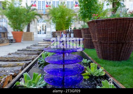 France, Meurthe et Moselle, Nancy, place Stanislas (ancienne place royale) construite par Stanislas Leszczynski, roi de Pologne et dernier duc de Lorraine au 18e siècle, classé au patrimoine mondial par l'UNESCO lors de l'événement jardin Ephemere 2023 qui célèbre le 40e anniversaire de l'inscription au patrimoine mondial de l'UNESCO et le 50e anniversaire du jumelage avec la ville japonaise de Kanazawa sur le thème de l'Air, façade de l'Hôtel de ville en arrière-plan et jets d'eau Banque D'Images