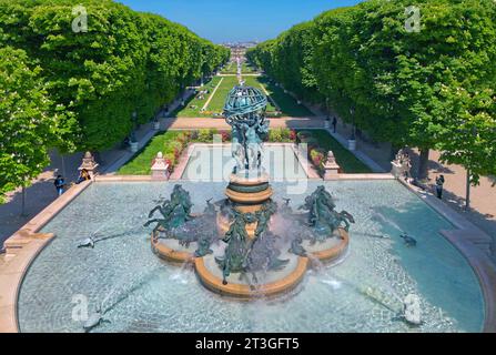 France, Paris, le jardin des explorateurs géat Marco Polo et Cavelier de la salle avec la fontaine des quatre parties du monde ou fontaine de l'Observatoire Banque D'Images