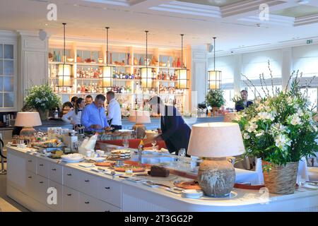 France, Alpes Maritimes, Cannes, Palm Beach, restaurant la petite Maison avec un menu créé par Nicole Rubi de Nice, brunch Banque D'Images