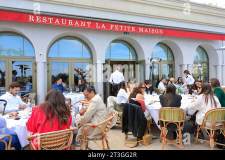 France, Alpes Maritimes, Cannes, Palm Beach, restaurant la petite Maison avec un menu créé par Nicole Rubi de Nice, terrasse Banque D'Images