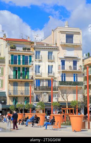 France, Alpes Maritimes, Cannes, allée de la liberté Charles de Gaulle avec rue Felix Faure en arrière-plan Banque D'Images