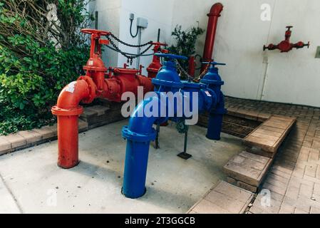 Tuyau de fer rouge et bleu dans la zone de traitement de l'eau. Photo de haute qualité Banque D'Images