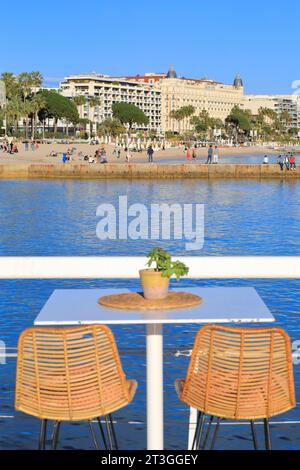 France, Alpes Maritimes, Cannes, Croisette, la Plage le Majestic, restaurant B Fire (groupe Barrière) avec un menu créé par le chef Mauro Colagreco et en arrière-plan l'Hôtel Carlton Banque D'Images