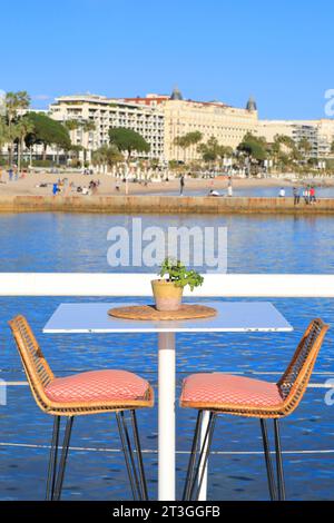 France, Alpes Maritimes, Cannes, Croisette, la Plage le Majestic, restaurant B Fire (groupe Barrière) avec un menu créé par le chef Mauro Colagreco et en arrière-plan l'Hôtel Carlton Banque D'Images