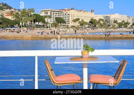 France, Alpes Maritimes, Cannes, Croisette, la Plage le Majestic, restaurant B Fire (groupe Barrière) avec un menu créé par le chef Mauro Colagreco et en arrière-plan l'Hôtel Carlton Banque D'Images