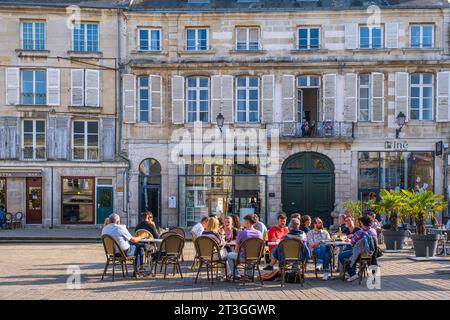 France, Vienne, Poitiers, terrasse de café sur la place Alphonse Lepetit Banque D'Images