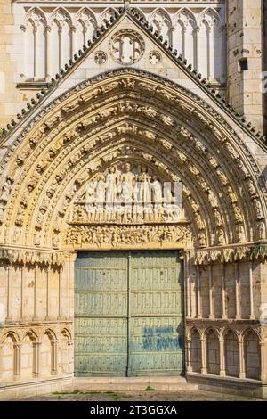 France, Vienne, Poitiers, rue gothique Cathédrale Pierre, jugement dernier sur le tympan du portail central (13e siècle) Banque D'Images